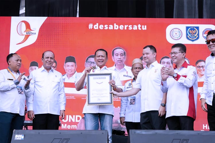 Ketua MPR RI Bambang Soesatyo menunjukkan Piagam Rekor MURI Sosialisasi Empat Pilar MPR RI di Gelora Bung Karno Jakarta, Minggu (19/3/23). (FOTO: dok MPR RI)