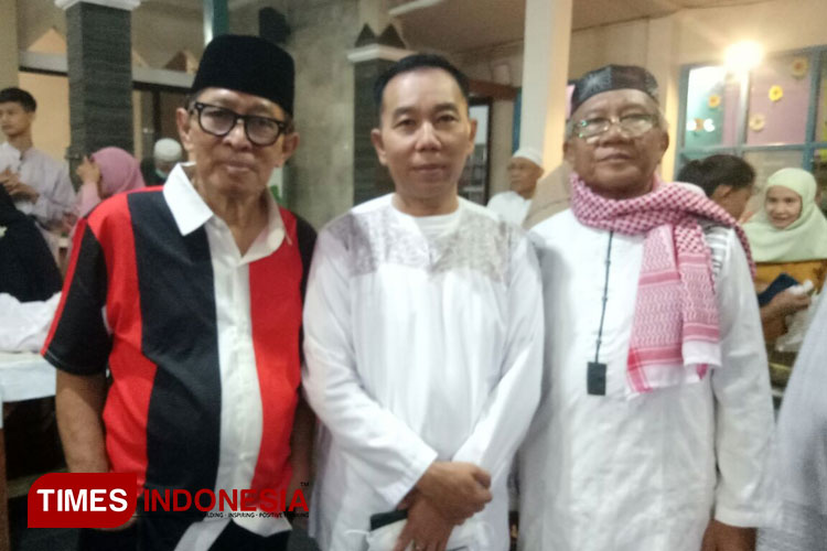 Camat Buahbatu, Edi Juhendi, S.Ip, MM, dr. Dipo Kentjono, dan Ketua RW 3 berfoto bersama pada saat kegiatan pembagian sembako gratis berlangsung di Masjid Al Ikhwan Margahayu Bandung. (Foto: Djarot/TIMES Indonesia)