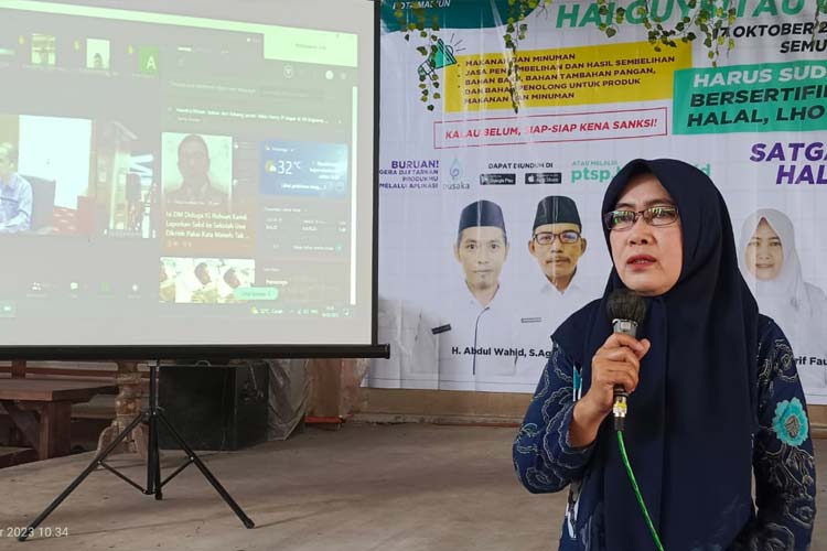 Datik Rostiawan memberikan sambutan pada acara Mandatory Kampanye Halal. (FOTO: Kemenag Kota Madiun) 
