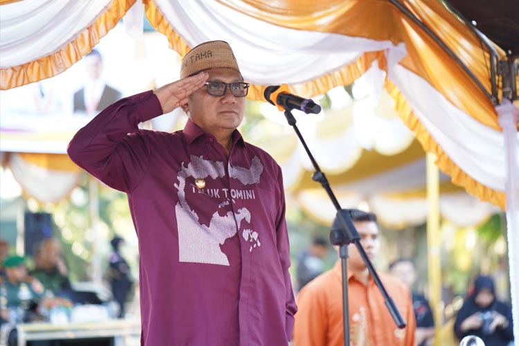 Wali Kota Gorontalo, Marten Taha saat menjadi inspektur upacara peringatan  Hari Ulang Tahun (HUT) Kota Gorontalo yang ke-295 yang dilaksanakan di lapangan taruna remaja. (Foto: Humas Pemkot Gorontalo)