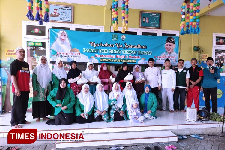 Santunan anak yatim dan dhuafa oleh PD DMI Banyuwangi dan PC Fatayat NU Banyuwangi dalam kegiatan RCTI di Masjid Nurullah. (FOTO: Syamsul Arifin/TIMES Indonesia)