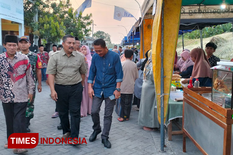 Kepala Dinas PMD Gresik Abu Hassan bersama Kades Morobakung Manyar Muhammad Askur Farid saat meninjau stand pameran pasar rakyat dan UMKM (Foto: Akmal/TIMES Indonesia).