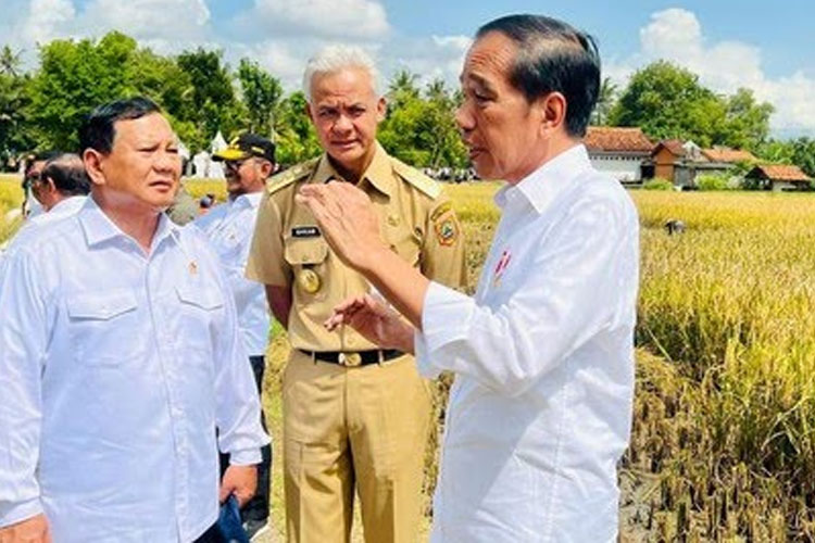 Presiden Jokowi saat berbincang dengan Prabowo Subianto dan Ganjar Pranowo. (FOTO: Setkab RI)