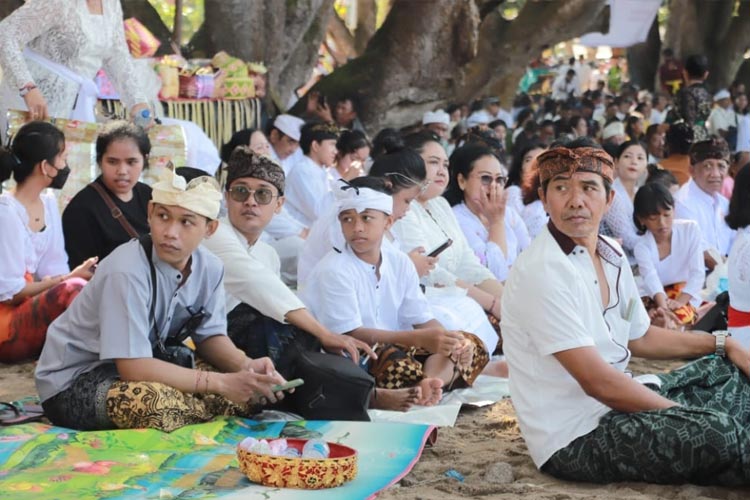 Umat Hindu ketika menjalani Ritual Jalanidhipuja di Pantai Balekambang. (Foto : Prokopim Kabupaten Malang)