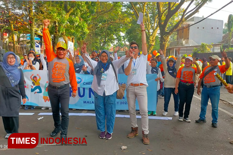 Wakil Wali Kota Malang, Sofyan Edy Jarwoko bersama Ketua DPP Ika Smari Agitma, Nur Prima Waluyowati dan Kepasek SMA Negeri 3, Asri Widiapsari saat mengawali Fun Walk.(FOTO: widodo irianto/TIMES Indonesia)