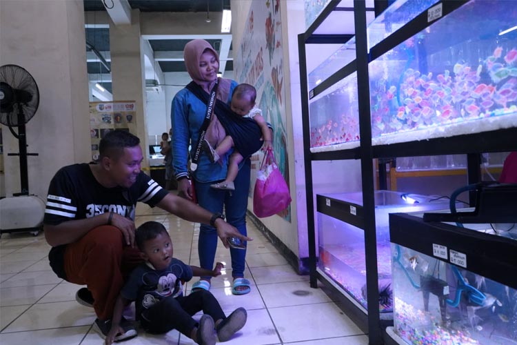 Para pengunjung saat melihat ikan di basement Monumen SLG (FOTO: Diskominfo Kabupaten Kediri)