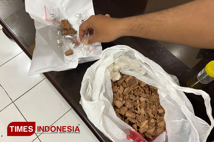 Barang Bukti Wafer dan paket sabu yang berhasil diamankan petugas lapas dan diserahkan ke Satresnarkoba Polresta Malang Kota. (Foto: Rizky Kurniawan Pratama/TIMES Indonesia)