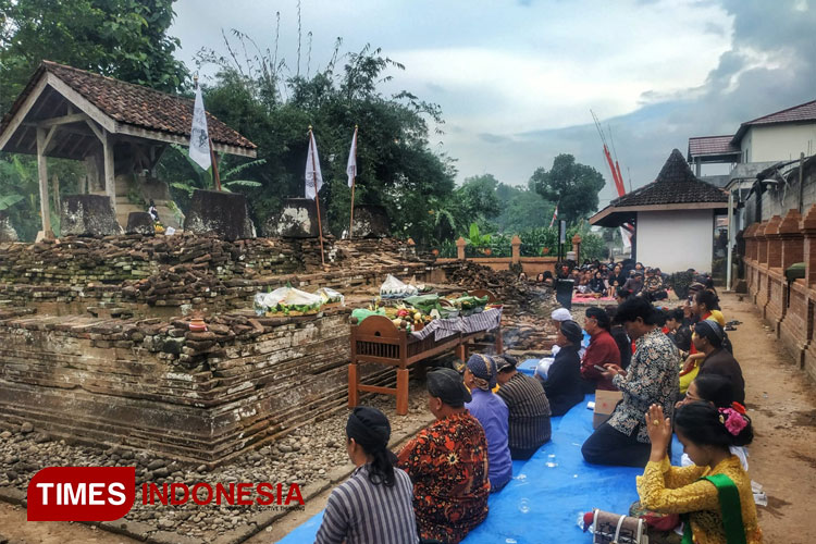 Masyarakat lintas iman di Tulungagung ikuti doa bersama untuk keselamatan bangsa di area Candi Gayatri. (FOTO: Beny S/TIMES Indonesia)