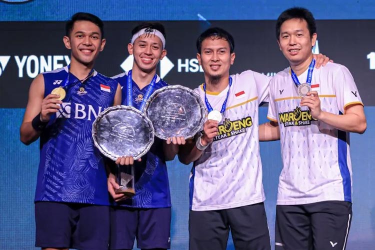 Ganda putra Fajar Alfian/Muhammad Rian Ardianto (kostum biru) juara All England 2023 usai menang atas rekan senegaranya Hendra Setiawan/Mohammad Ahsan (kostum putih) pada babak final di Birmingham, Inggris, Minggu (19/3/2023). (ANTARA/HO-PP PBSI).