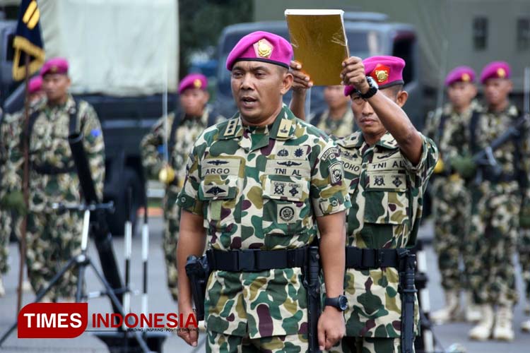 Kolonel Marinir Argo Setiyono yang saat saat pengambilan sumpah jabatan saat proses pelantikan Jabatan Komandan Brigif 2 Marinir di lapangan Apel Kesatrian Marinir R. Suhadi Sidoarjo, Senin (20/03/2023). (FOTO: Adhitya Hendra/TIMES Indonesia)