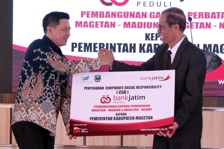 Bank Jatim Peduli Berikan Bantuan CSR Pembangunan Gapura Perbatasan