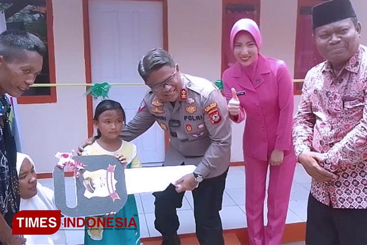 Keluarga Penyandang Disabilitas Mendapatkan Rumah Layak Huni dari Polres Indramayu