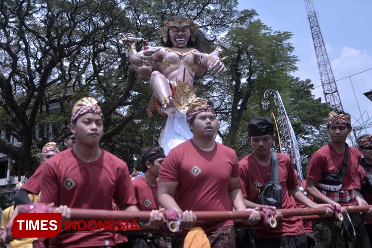Gelaran parade Ogoh-ogoh du Alun-Alun Tugu Malang. (FOTO: Adhitya Hendra/TIMES Indonesia)