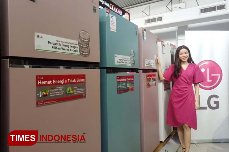 Model menunjukkan koleksi terbaru LG Macaron di Hartono Elektronik Surabaya, Selasa (21/3/2023). (Foto: Lely Yuana/TIMES Indonesia)