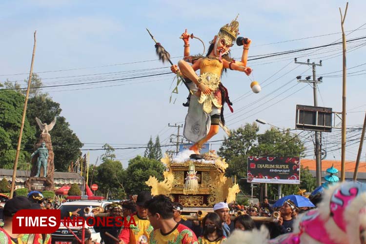Kirab Ogoh-ogoh Nyepi di Kota Kediri (yobby/Times Indonesia) Foto B : Kirab Ogoh-ogoh Nyepi di Kota Kediri (Foto: Yobby/Times Indonesia)