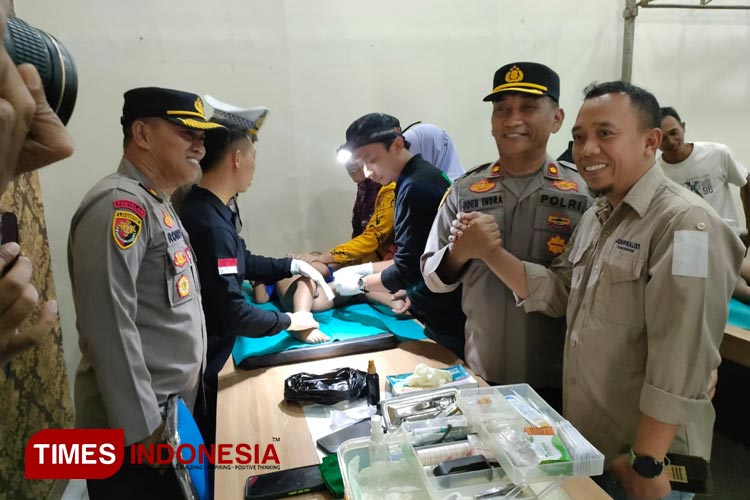 Wakapolres Kompol Joes Indra Lana Wira dan Ketua PWI Bondowoso saat meninjau langsung proses khitan massal (FOTO: Moh Bahri/TIMES Indonesia)