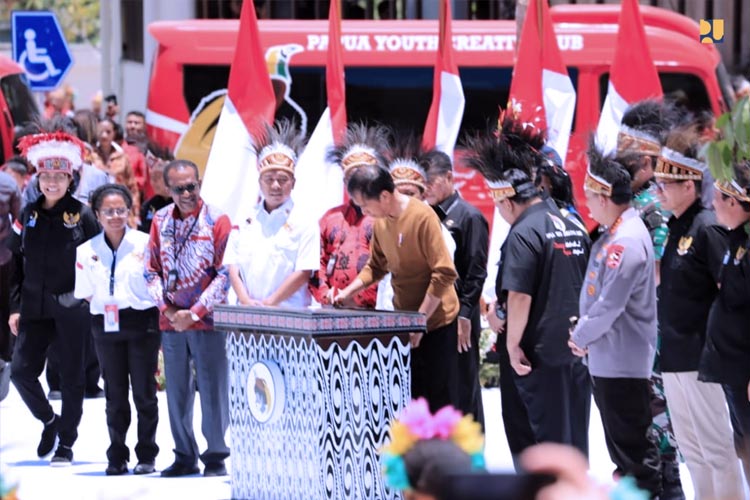 Presiden RI Jokowi saat meresmikan Papua Youth Creative Hub (PYCH) di Jayapura, Papua, Selasa (21/3/2023). (FOTO: Biro Komunikasi Publik Kementerian PUPR RI)
