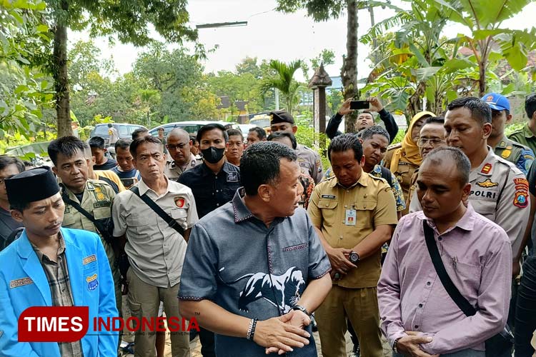 Bupati Ponorogo Sugiri Sancoko berdialog dengan warga Desa Mrican dan aktivis PMII yang memblokir akses jalan menuju TPA Mrican. (Foto: Marhaban/TIMES Indonesia)