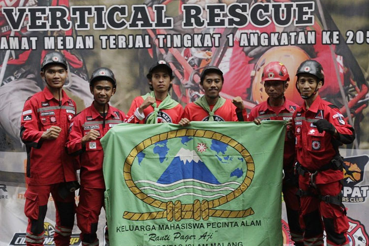 Delegasi UKM KAMAPALA “Ranti Pager Aji” Unisma Malang pada kegiatan sekolah vertical rescue Indonesia angkatan 205. (FOTO: AJP TIMES Indonesia)