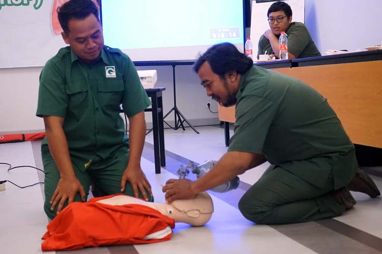 Karyawan PT Teknindo Geosistem Unggul mencoba praktek simulasi resusitasi jantung paru, Selasa (21/3/2023).(Foto : Lely Yuana/TIMES Indonesia)