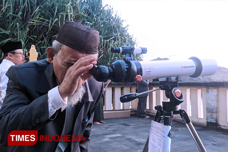 Pemantauan hilal di Pantai Srau Pacitan menggunakan alat teropong teleskop. (FOTO: Yusuf Arifai/TIMES Indonesia)