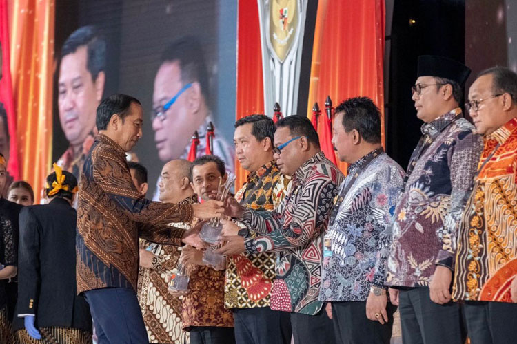 Presiden Joko Widodo menyerahkan Award Kemendagri kepada Sekda Maluku Utara.(Foto: Kemendagri for TIMES Indonesia)