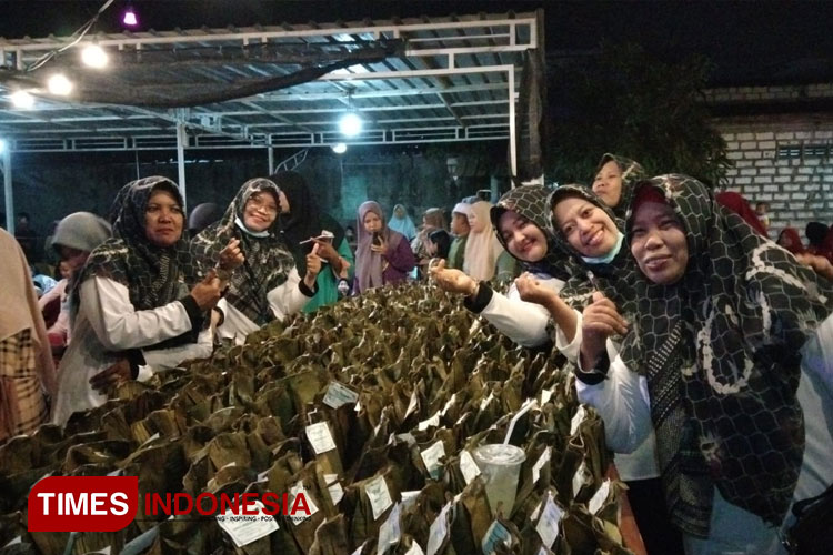 Festival seribu bungkus bongko kopyor di Manyarsidomukti Kecamatan Manyar Gresik (Foto: Akmal/TIMES Indonesia)
