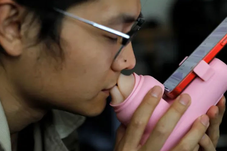 Alat ciuman jarak jauh yang terkoneksi melalui telepon seluler. (Foto: Tingshu Wang/Reuters)
