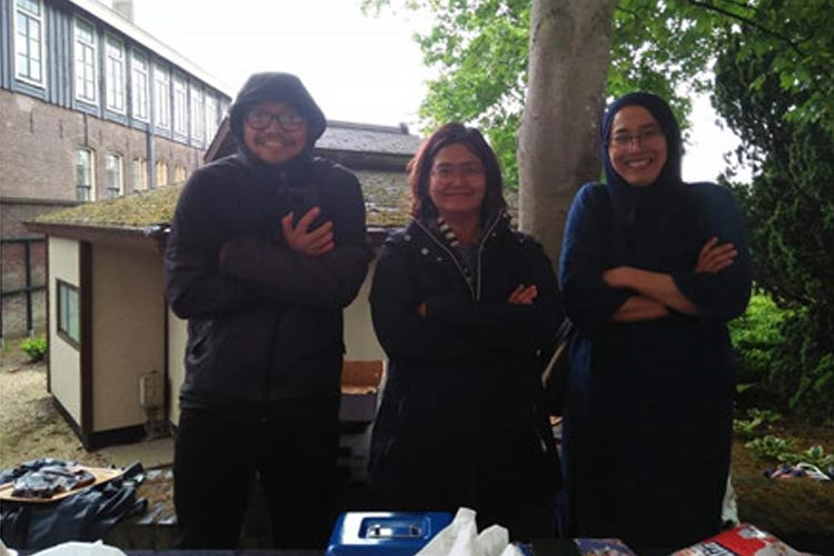 Ary Kusnanto (kiri) bersama Diaspora Indonesia di Belanda. (Foto: Dok. Pribadi Anastasia Baalhuis)