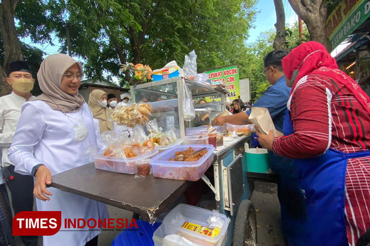 Bupati Banyuwangi, Ipuk Fiestiandani Azwar Anas memborong makanan berbuka puasa di Banyuwangi Ramadhan Street Food yang berada di Jalan Letjen Sutoyo, Kelurahan Tukangkayu, Banyuwangi. (FOTO: Fazar Dimas/TIMES Indonesia)