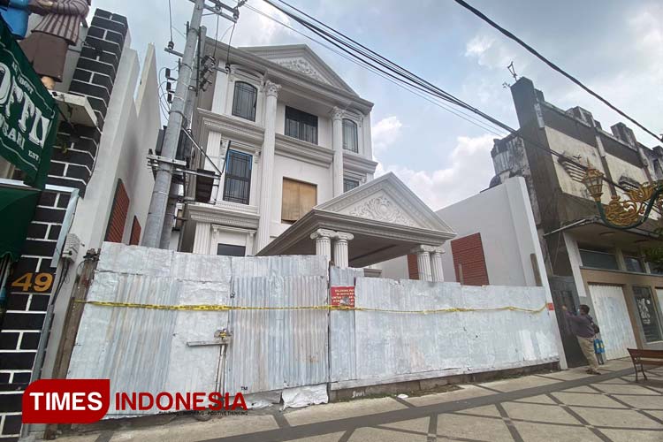 Penampakan rumah milik Wahyu Kenzo di Kayutangan Nomor 51, Kota Malang yang disita Bareskrim Polri. (Foto: Rizky Kurniawan Pratama/TIMES Indonesia)