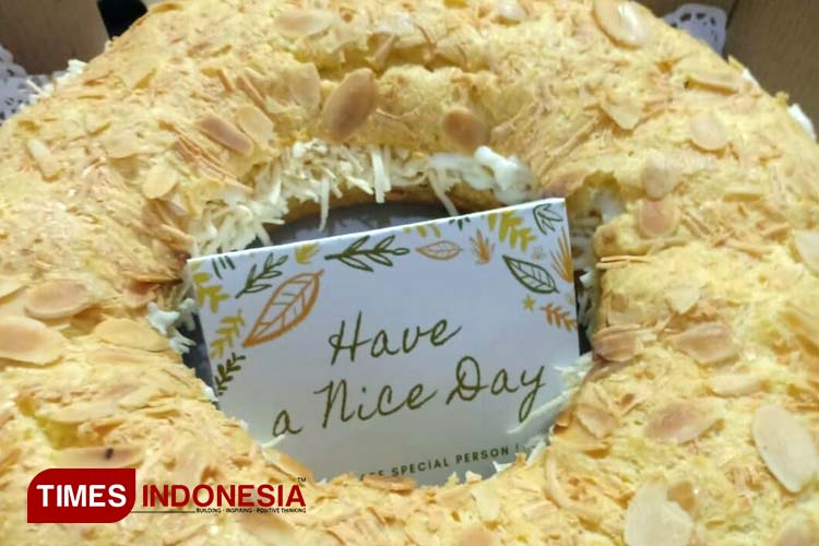 Produk kue soes CHEMONK jumbo ukuran 24 cm  (Foto : Djarot/TIMES Indonesia) 