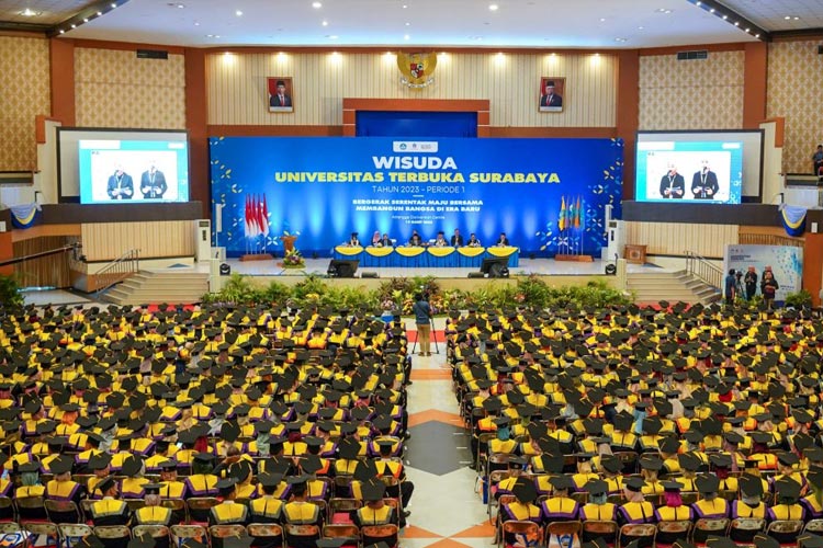 Wisuda UT Surabaya Tahun 2023 Periode 1 Luluskan 1835 Mahasiswa