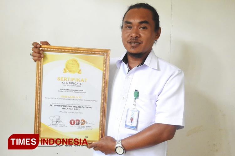 Haryadi, saat berfoto dengan penghargaan ATI TIMES Indonesia yang ia dapat. (Doc TIMES Indonesia) 