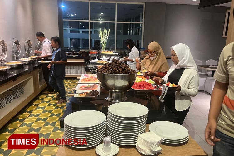 Warga Gresik saat menikmati sajian menu buka puasa (Foto: Akmal/TIMES Indonesia).