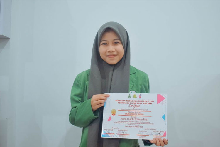 SERTIFIKAT-Salma Aminatuz Zuhriya, Mahasiswi Prodi Pendidikan Islam Anak Usia Dini (Piaud) Unugiri yang Juara 1 Lomba Cipta Baca Puisi Tingkat Nasional. (FOTO: AJP TIMES Indonesia)