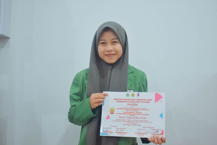 Salma, Mahasiswi Piaud Unugiri Juara 1 Lomba Cipta Baca Puisi Nasional