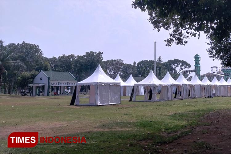 Tenda kerucut mulai disiapkan Pemkot Probolinggo untuk pelaksanaan Bazar Ramadan tahun ini di alun-alun setempat. (FOTO: Sri Hartini/TIMES Indonesia)