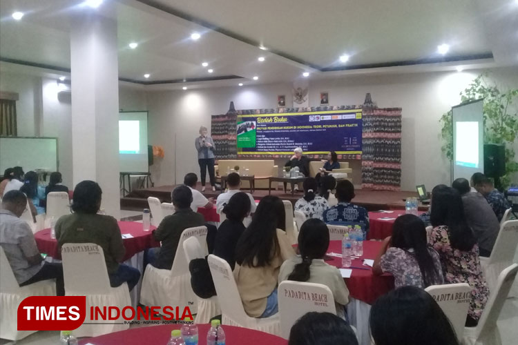Seminar Bedah Buku yang digelar SLEEI dan Unkriswina Sumba di Hotel Padadita Beach Waingapu. (FOTO: Habibudin/TIMES Indonesia)