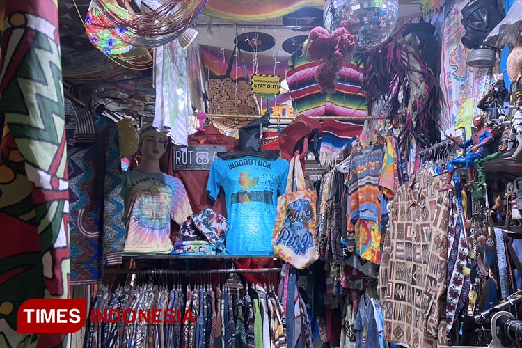 Woodstock Corner menjual pakaian unik dan nyentrik. (FOTO: Ilham Mutiarahman/TIMES Indonesia)