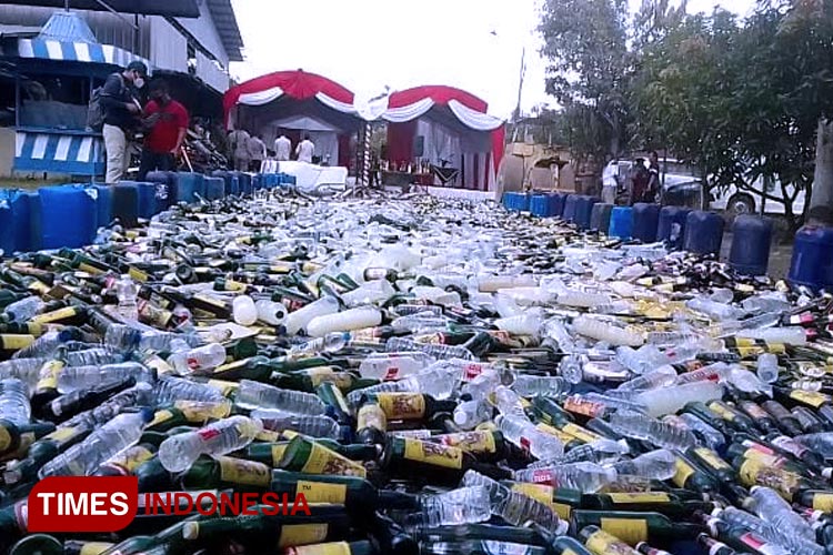 Pemusnahan barang bukti berupa botol minuman keras dari segala merk termasuk jenis Ciu dan Tuak di samping lapangan Futsal Polres Indramayu (FOTO: Selamet Hidayat/TIMES Indonesia)