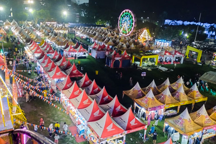 Situasi hari pertama pasar santri ramadan di alun-alun Kabupaten Jember. (Foto: Dok. Panitia) 