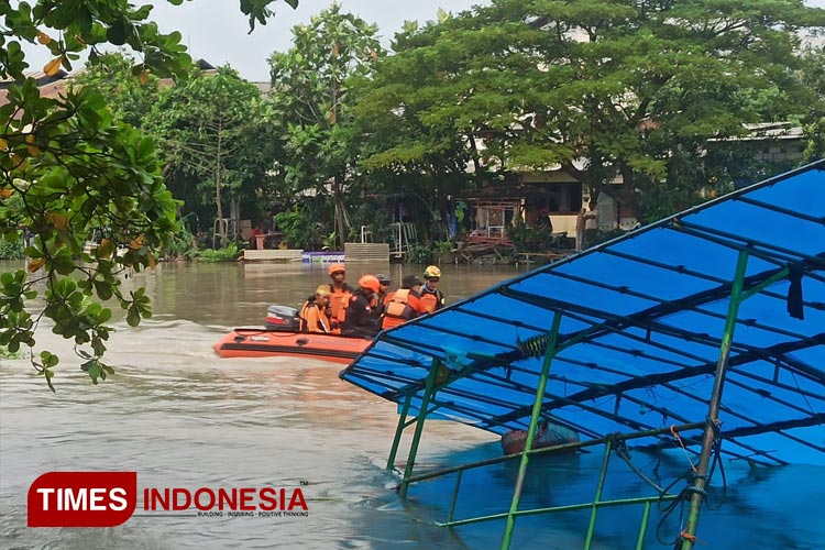 Tim SAR BPBD Kota Surabaya melakukan penyisiran mencari korban tenggelam akibat perahu penyeberangan terbalik di sepanjang Sungai Brantas Jalan Raya Mastrip, Kebraon, Karang Pulang Surabaya, Sabtu (25/3/2023).(Foto: Lely Yuana/TIMES Indonesia)