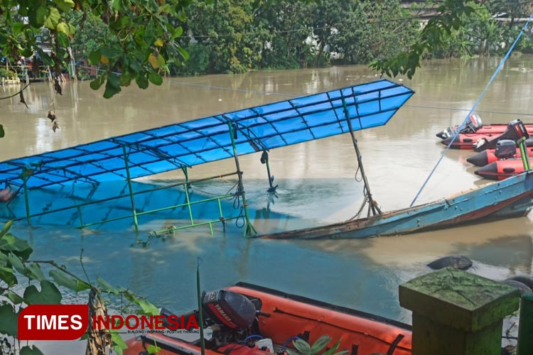 Perahu penyeberangan tenggelam di Sungai Brantas daerah Jalan Mastrip Surabaya, Sabtu (25/3/2023).(Foto : Lely Yuana/TIMES Indonesia) 