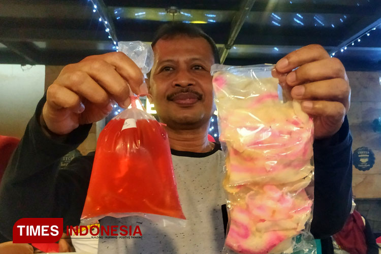 Kasi Farmasi dan Perbekalan Dinkes Tulungagung, Masduki menunjukkan dua produk pangan yang mengandung bahan kimia berbahaya. (Foto : Benny S/TIMES Indonesia).