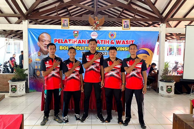 Mahasiswa Prodi IKOR UNIPMA mengikuti Pelatihan Pelatih dan Wasit Bola Voli Tingkat Provinsi Tahun 2023.  (Foto: Humas UNIPMA for TIMES Indonesia)