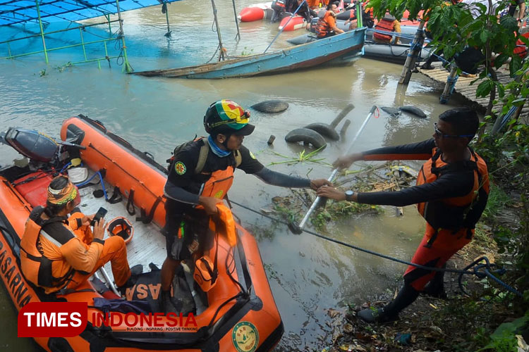 Petugas gabungan melakukan patroli di sepanjang Sungai Brantas