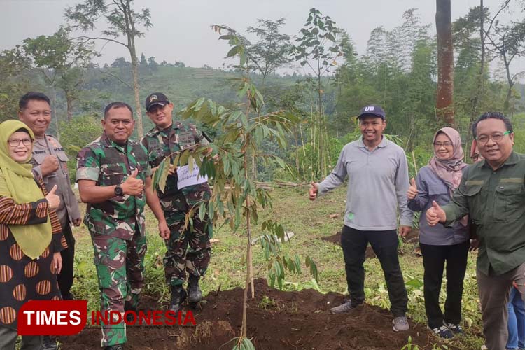 Dandim 0818 Malang-Batu, Polres Kabupaten Malang, Dekan FP UB, dan Sekretaris UB menanam bibit durian di Kebun Durian 1 Brawijaya, Sabtu (25/03/2023). (Foto: Maghrubio Javanoti)