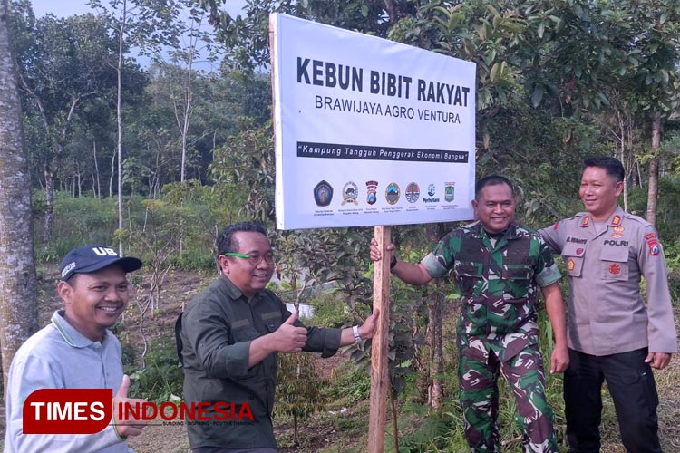 Peresmian Kebun Bibit Rakyat Brawijaya Agro Ventura oleh Dekan Fakultas Pertanian Prof. Mangku Purnomo, S.P., M.Si., Ph.D. (kiri), Sekretaris Universitas Brawijaya Dr. Tri Wahyu Nugroho S.P., M.Si., Dandim 0818/Malang-Batu. (FOTO: Mahrubio)