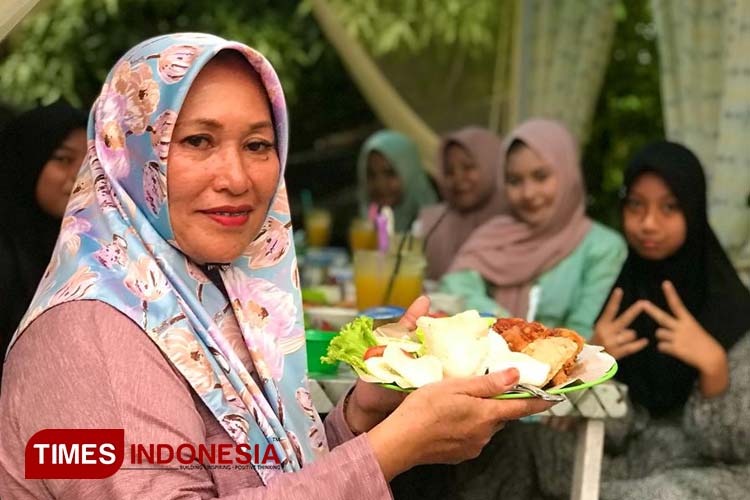 Owner NM Cafe, Hj Erni Haslidar bersama pengunjung berbuka puasa ramadan, Minggu (26/3/2023). (FOTO: T. Khairul Rahmat Hidayat/TIMES Indonesia)